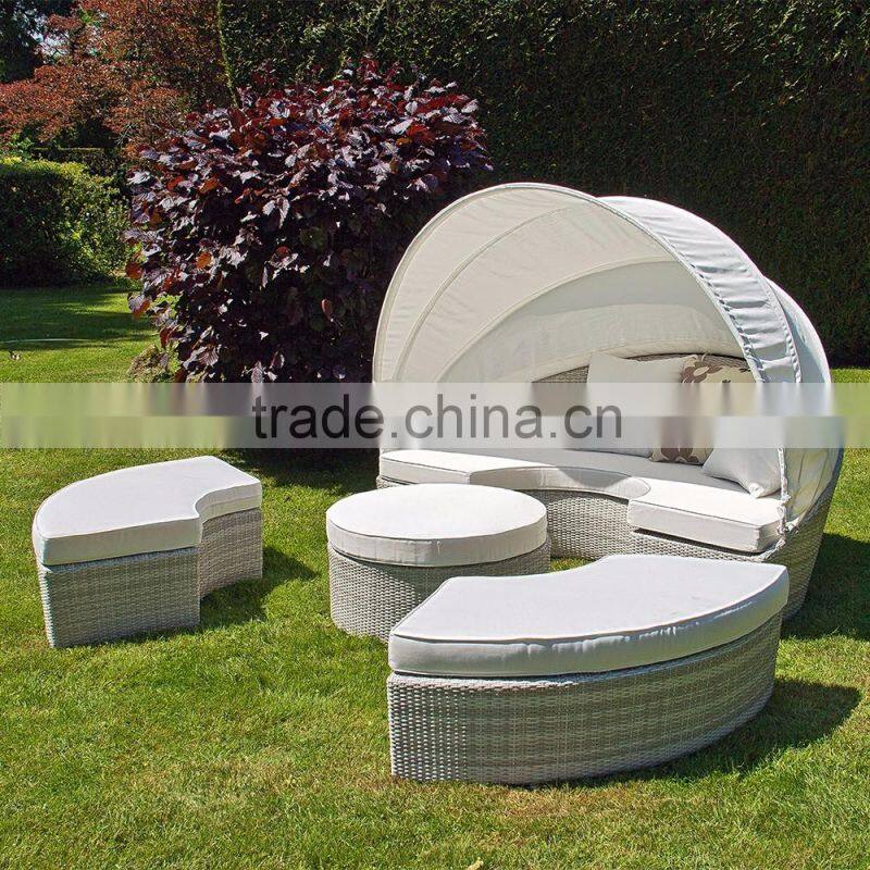Comtemporary poly Rattan Subed with capony