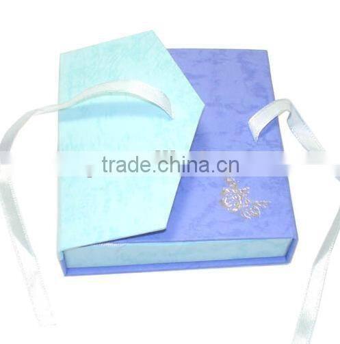 Good design for the paper jewelry bracelet box with ribbon
