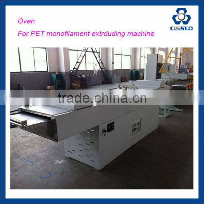 Plastic filament extruding machine