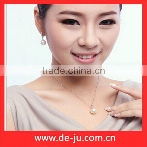 Simply Desgin Pearl Necklace