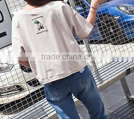 In the summer of 2017 the new women's wear loose hole round collar short sleeve T-shirt female students brief paragraph joker