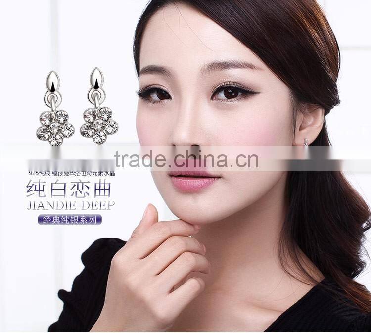 OUXI Cyrstal white elegant Silver ear stud made with Crystal Y20077