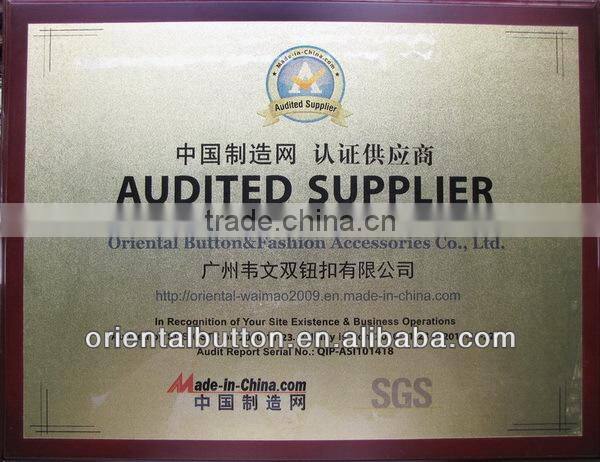 Flat-bottomed heart-shape stone