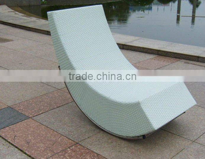 outdoor rattan round lounger