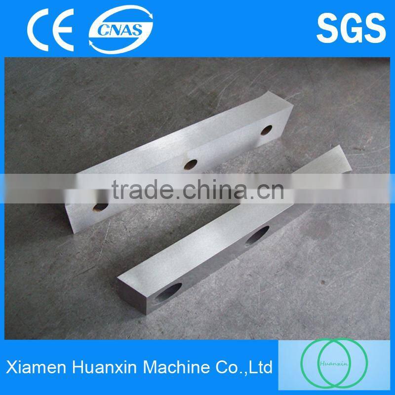 Long straight shear blade for cutting sheet steel