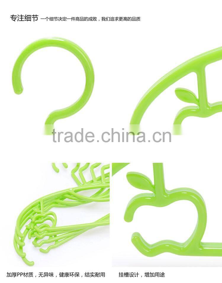 Plastic cloth hanger