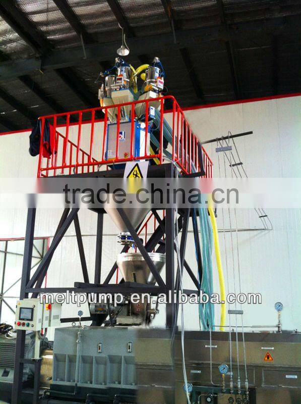 Single screw volumetric feeder with stirring agitator