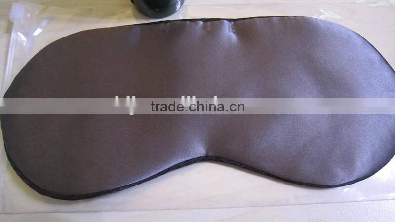 Sleep mask with adjustable straps