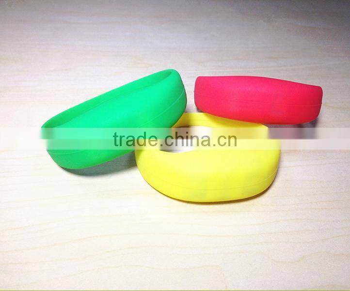China supplier custom flash lights silicone LED wristbands with competitive price
