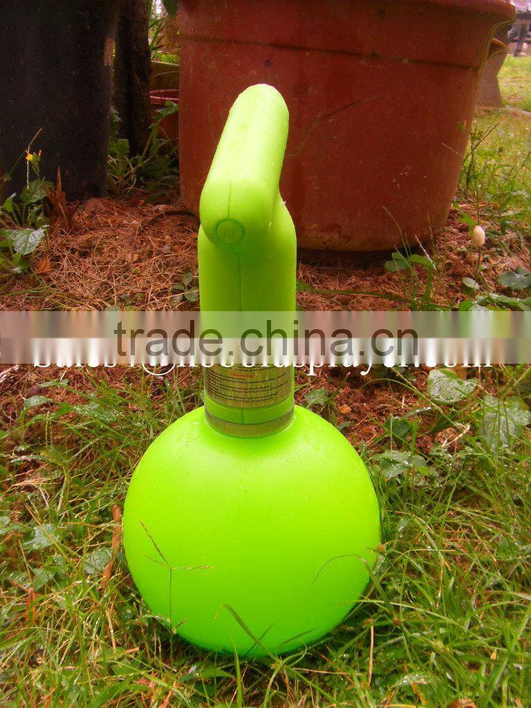 Automatic misting battery powered hand sprayer