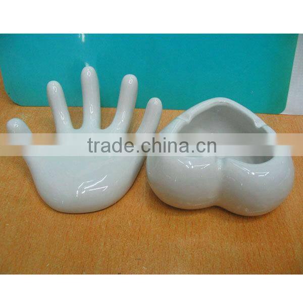 Novelty gifts decorative heart shaped ceramic ashtray with hand shaped tray