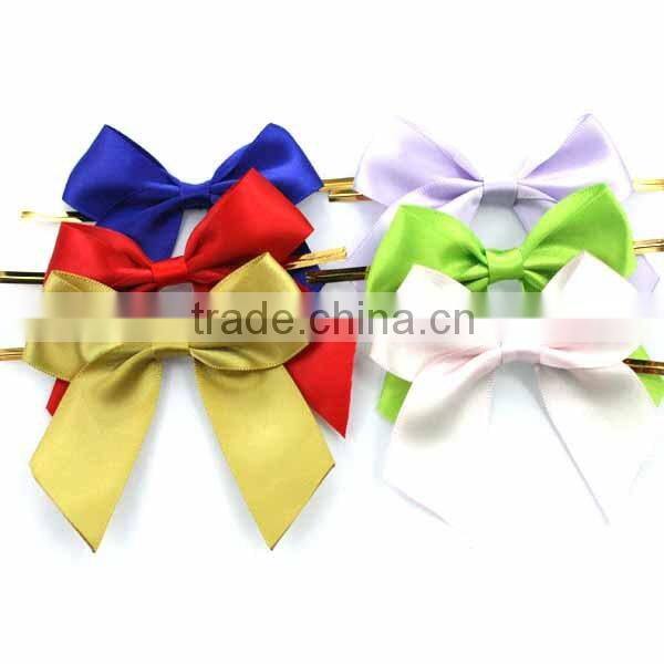 Adhesive satin ribbon bow for gift