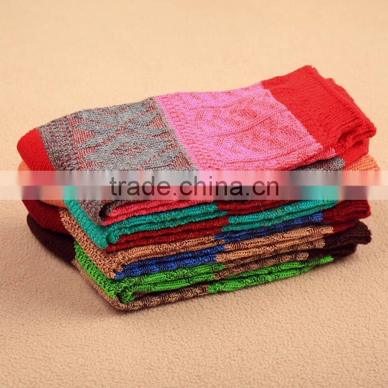 China traditional knitted wholesale polyester stripped sport socks