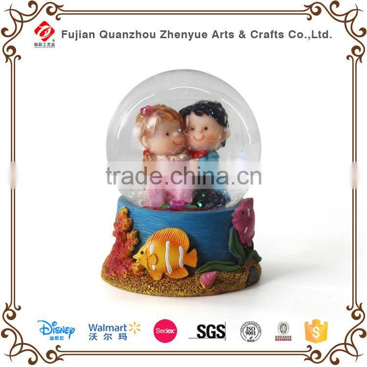 2015 cheap funny plastic snow globe