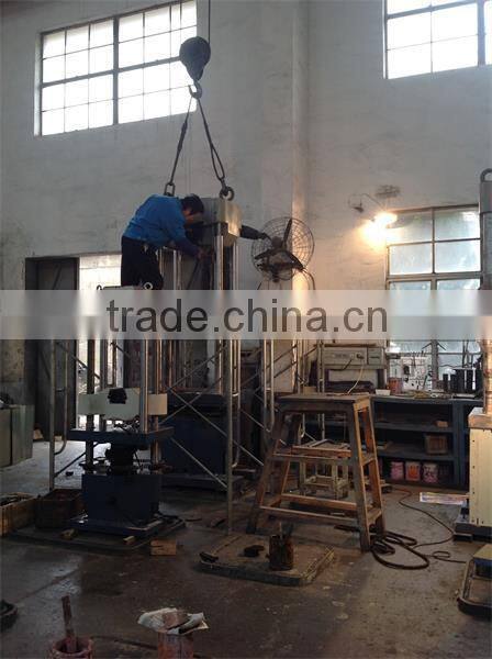 Computer display hydraulic universal testing machine