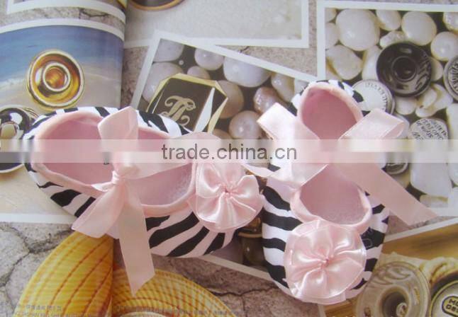 wholesale shoes in china Factory outlet soft bottom toddler shoes girls anti-slip chevron shoes baby colorful chevron prehobbler