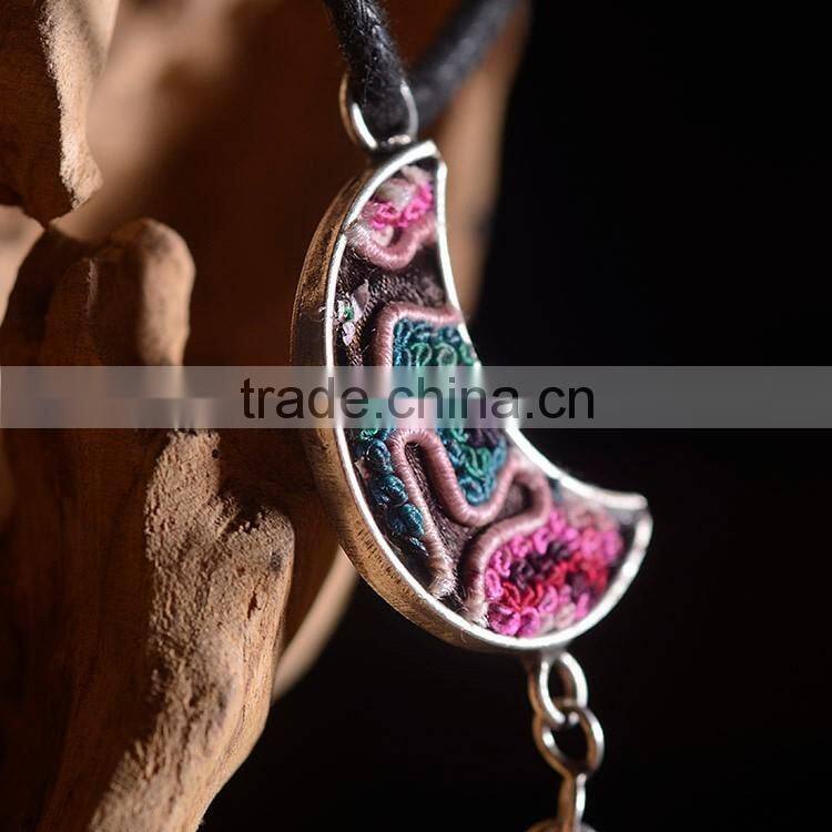 Wholesale exquisite moon shape design vintage moon shape pendant neklace pendant necklace