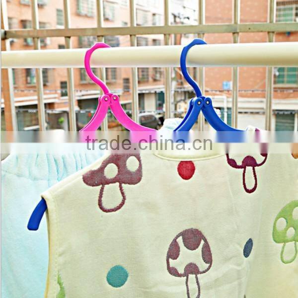 OEM new prehensile plastic hanger/wholesale plastic hanger for baby cloth/custom prehensile hanger for baby cloth