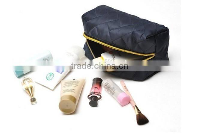 2016 fashion satin quilting toiletry bag with gold zip for man