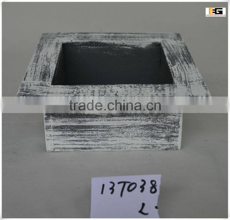 GARDEN WITH EDGE WOODEN PLANTER POTS