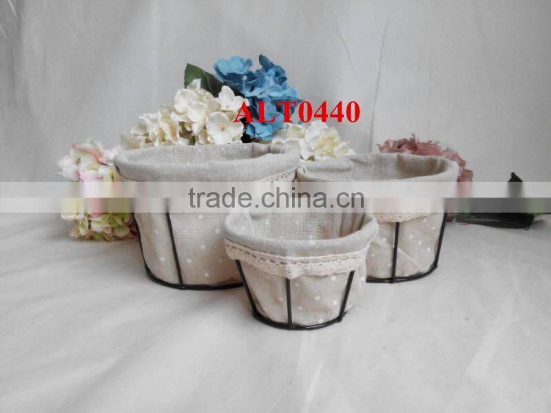wire baskets for sundries storage with lining