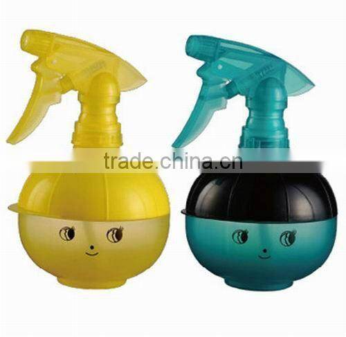 Plastic trigger spray bottle