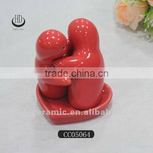 Hot selling ceramic hugging salt and pepper shaker set wedding favors,SGS/FDA/LFGB certification salt and pepper shaker