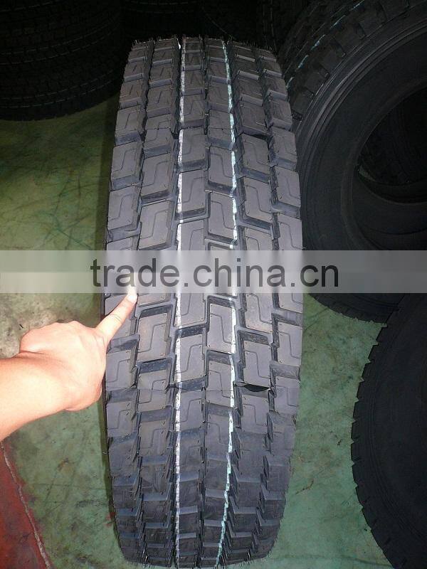 Rib and lug truck tire 7.50-20