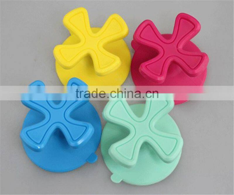 2015 New Customized Four Leaf Clove SiIliocne Sucktion Hooks Silicone Phone Holder