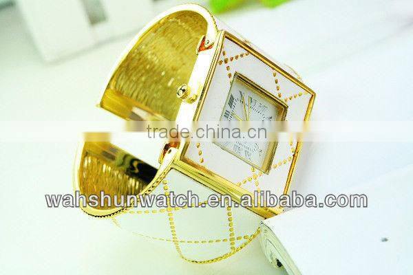 shining golden color wristhand women watch