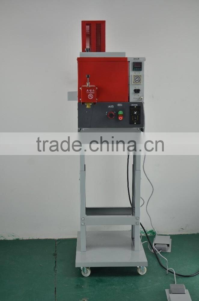 Hot melt glue machine with two heads