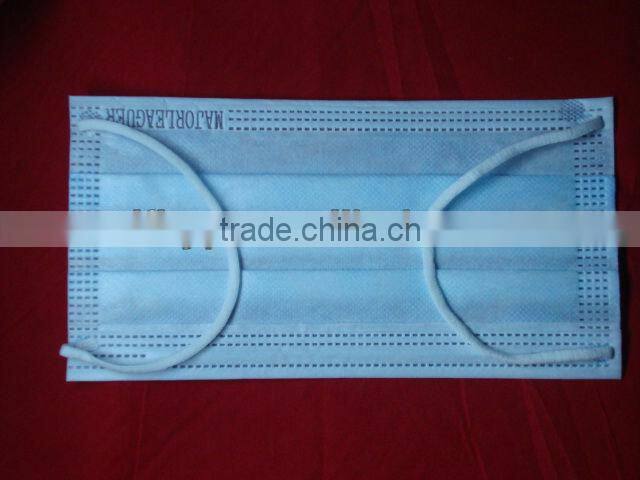 white disposabl surgical mask