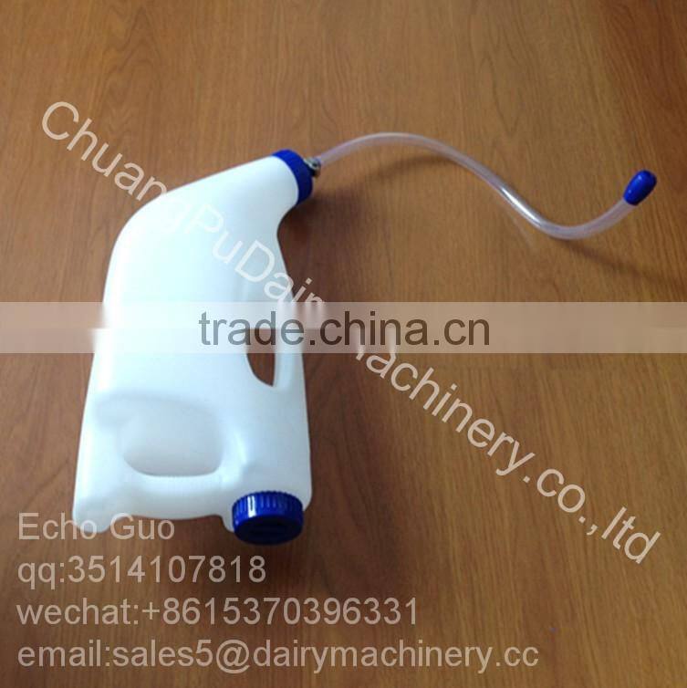 4L Plastic Calf Feeding Bottle with High Quality Rubber Nipple