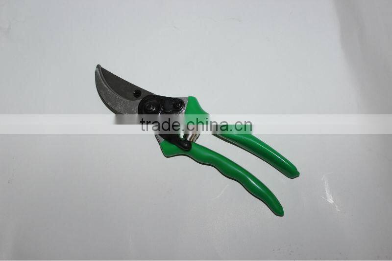 Heavy duty pruner with sharp curved cutting blades