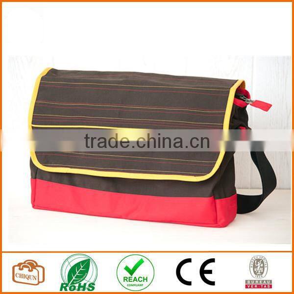 Big messenger bag in brown and red cotton-polyester mix. Unisex