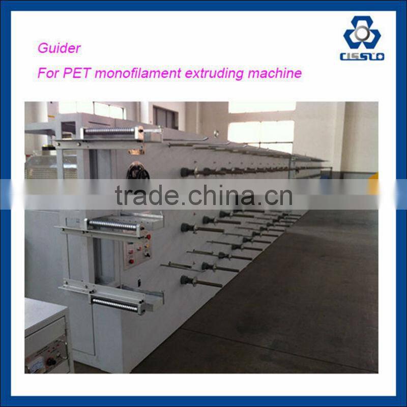 Plastic filament extruding machine