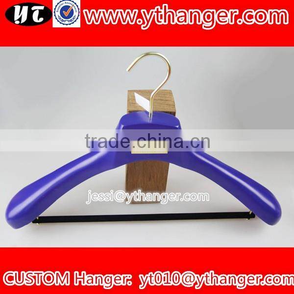 YY0513 wholesale luxury bule wide shoulder clothes hangers men suits hanger with velvet trousers bar