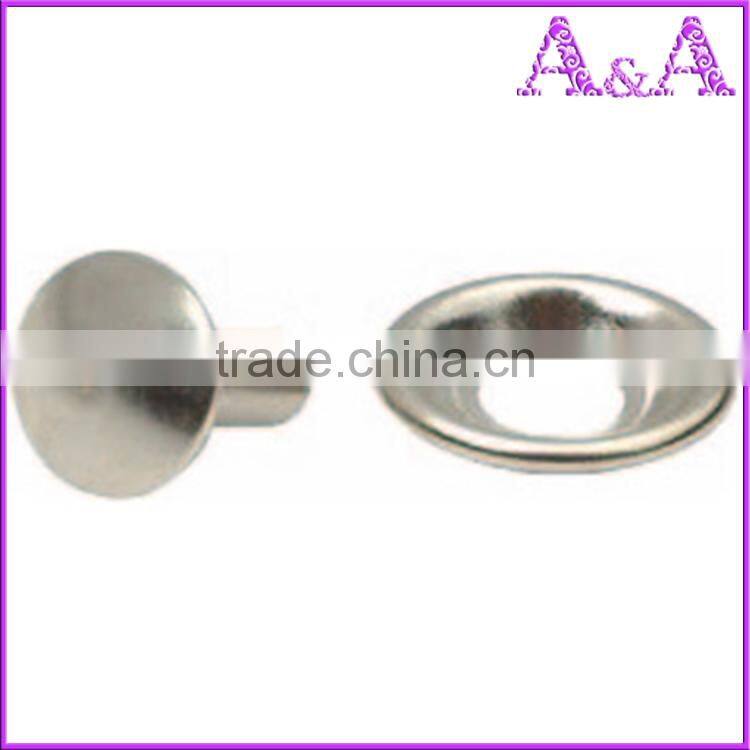 Double cap rivet spike for garments