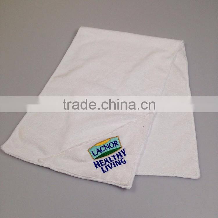 Microfiber sports/gym towel with logo zipper