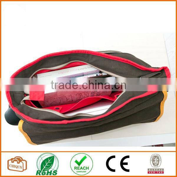 Big messenger bag in brown and red cotton-polyester mix. Unisex