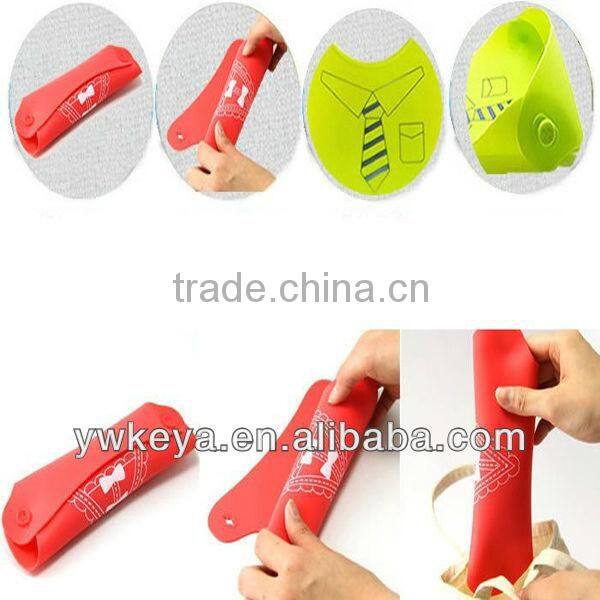 Selling new style cute silicone baby bibs with different logo printed