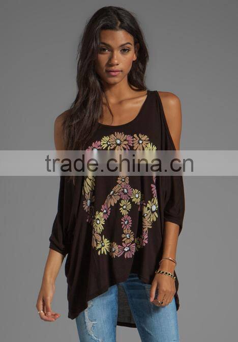 rubber print open shoulder top in black