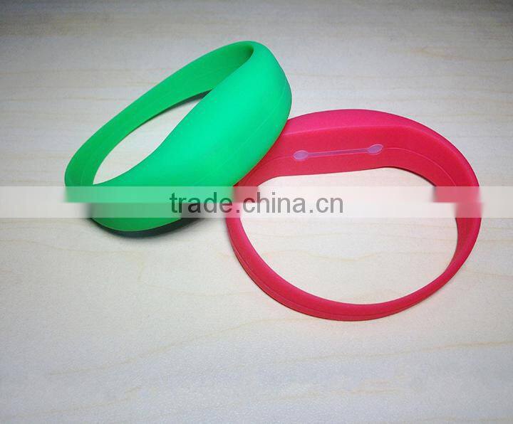 China supplier custom flash lights silicone LED wristbands with competitive price