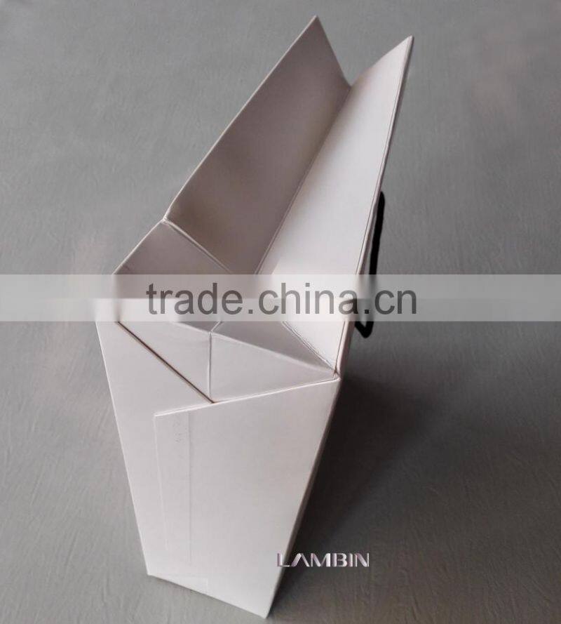 Produce paper hand bag for Spring casual jackets