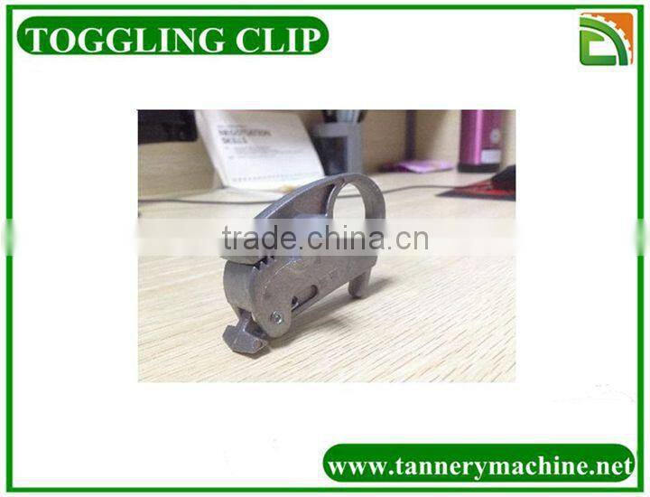 clip hook in toggling machine