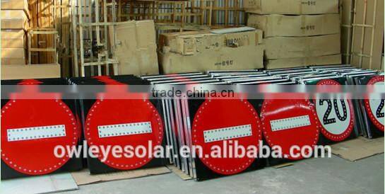 arrow traffic sign for construction zones/ solar road sign