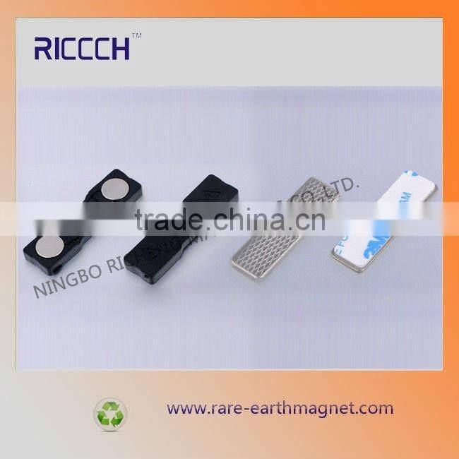 Name tag magnetic fixation