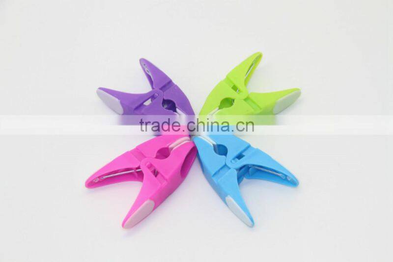 Fashion design strong durable plastic clothes hanging pegs with rubber