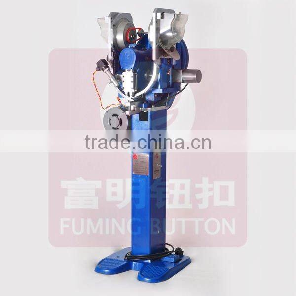 Auto snap fastener attaching machine