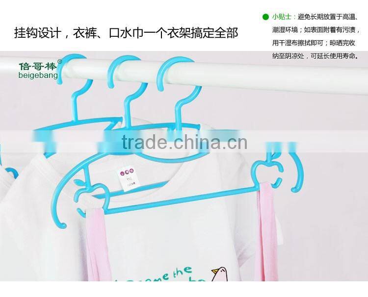 Plastic cloth hanger